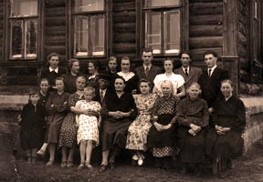 Click per ingrandire Семья Баранчеевых с друзьями и родственниками. В нижнем ряду в центре сидит Александра Геннадьевна в день своего пятидесятилетия. В верхнем ряду слева направо: ее дети Вера и Варвара Баранчеевы, младшая сестра Пелагея Геннадьевна, дети Надежда, Серафима и Сергей Баранчеевы. Автор воспоминаний Николай Баранчеев – крайний справа. Калиново, 23 мая 1954 г.