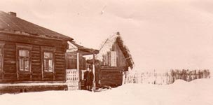 Click per ingrandire Дом Баранчеевых в деревне Калиново. На крыльце стоит Александра Геннадьевна Баранчеева