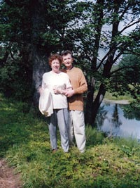Автор с женой Антониной, ушедшей из жизни в декабре 2008 года, на отдыхе в Подмосковье, лето 2000 г. 